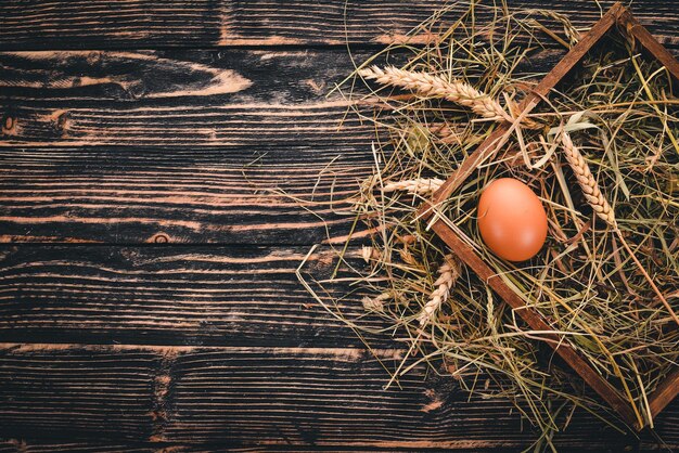 Oeufs bruns crus de poulet Sur un fond en bois Vue de dessus Espace de copie