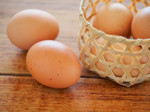 Oeufs bruns sur table en bois