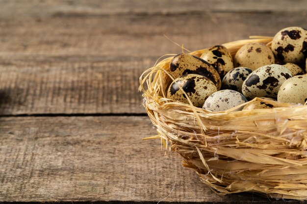 Oeufs de caille au nid sur table en bois