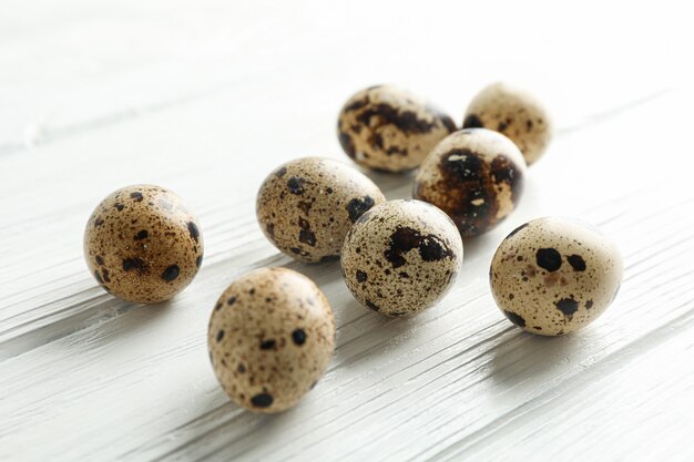 Oeufs de caille sur bois blanc