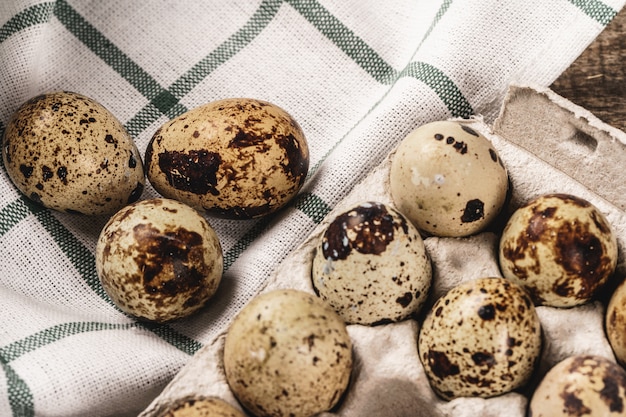 Oeufs de caille dans une boîte en carton.