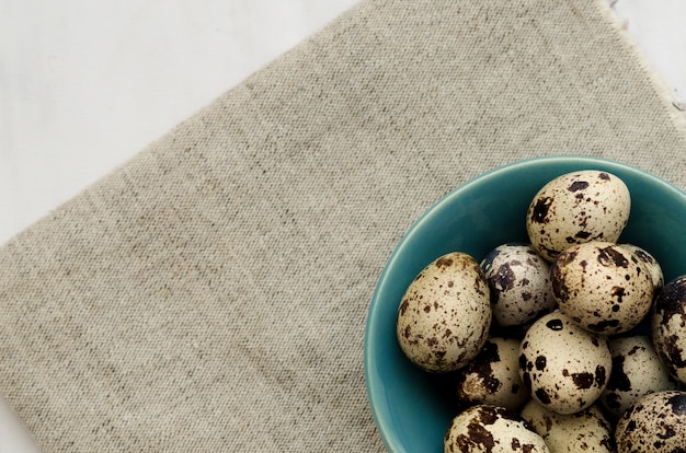 Oeufs de caille dans un bol turquoise