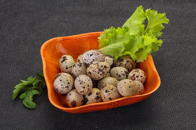 Oeufs de caille dans le panier