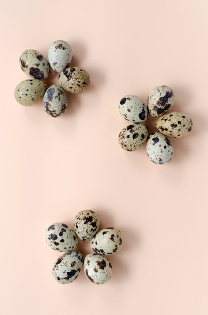 Oeufs de caille disposés en forme de fleurs sur une pêche rose