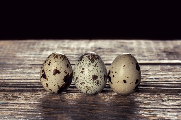 Oeufs de caille sur fond de bois