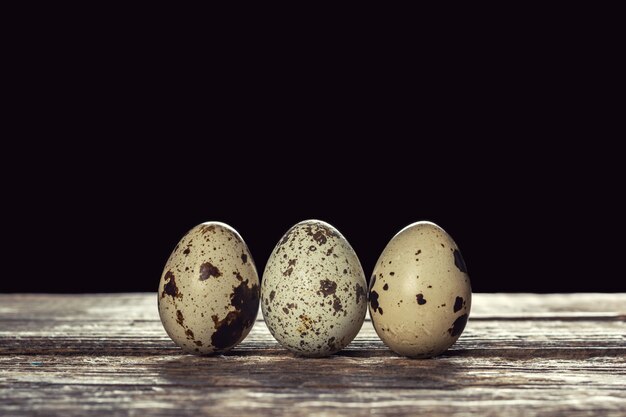 Oeufs de caille sur fond de bois