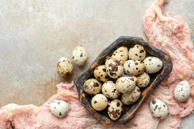 Oeufs de caille frais dans une assiette en bois Nourriture saine Vue d'en haut