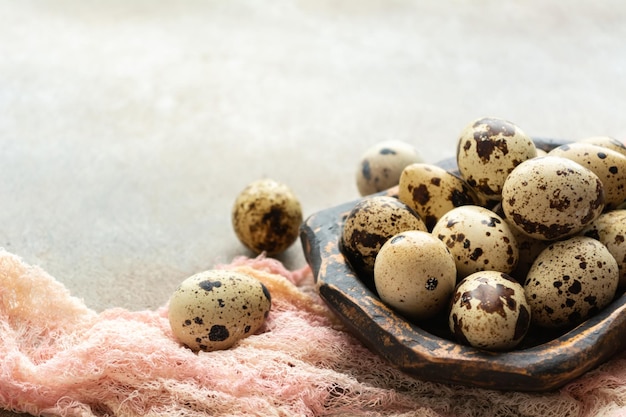 Oeufs de caille frais dans une assiette en bois Nourriture saine