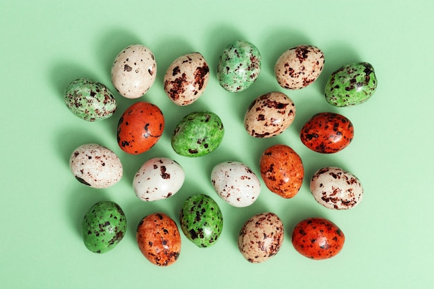 Oeufs de caille de Pâques colorés sur petit oeuf tacheté de Pâques printemps vert clair