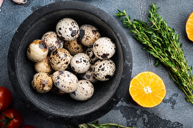 Oeufs de caille, à plat, sur table grise