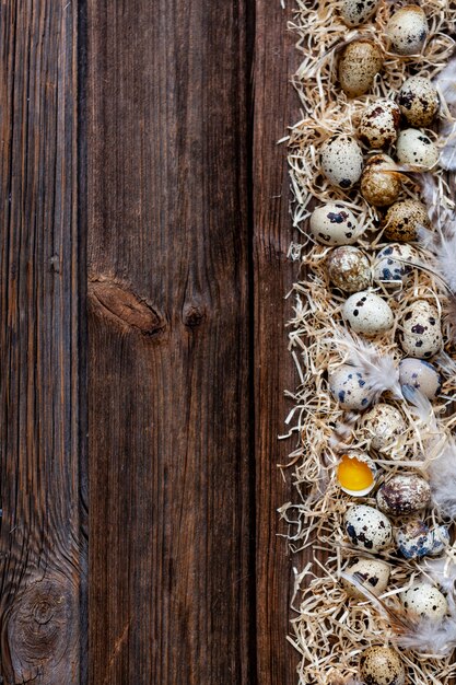 Oeufs de caille sur une surface en bois rustique