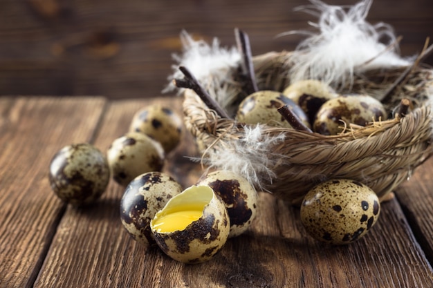 Oeufs de caille sur une table en bois.