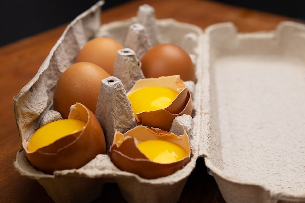 Oeufs cassés dans le plateau Séparation des protéines des jaunes