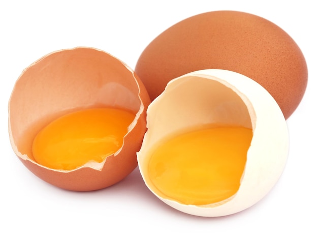 Oeufs cassés sur fond blanc