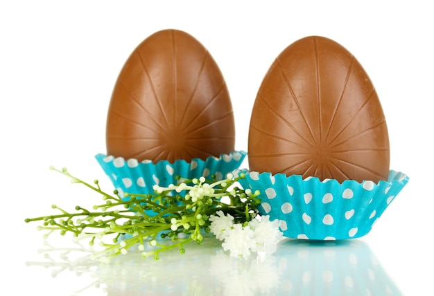 Photo oeufs en chocolat dans une serviette isolé sur blanc