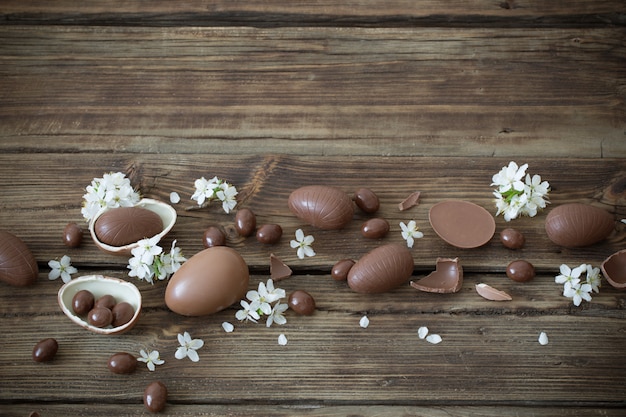 Photo oeufs en chocolat sur fond de bois foncé