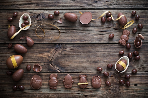 Oeufs en chocolat sur fond de bois foncé