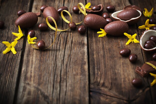 Oeufs en chocolat sur fond de bois foncé