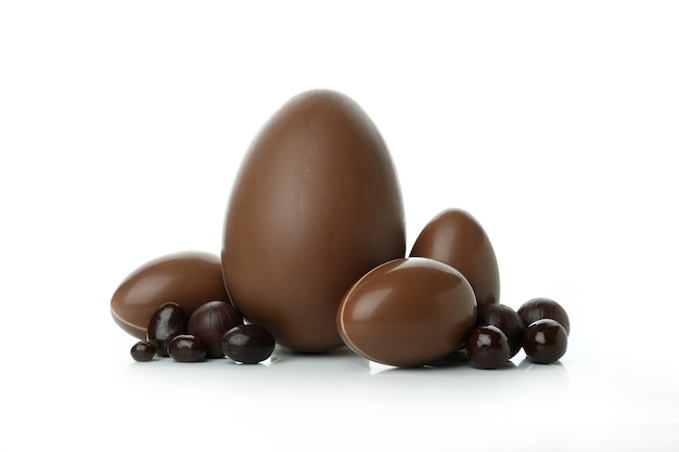 Oeufs en chocolat de Pâques isolés sur mur blanc