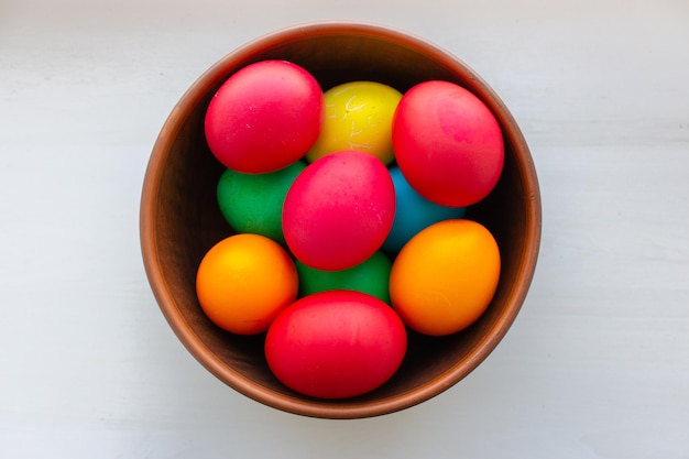 Oeufs colorés dans un bol Concept de Pâques Vacances de printemps Fêtes religieuses