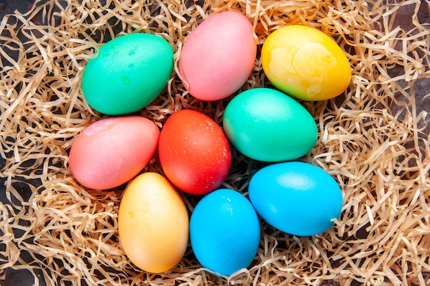 oeufs colorés déposés côte à côte sur trois rangées