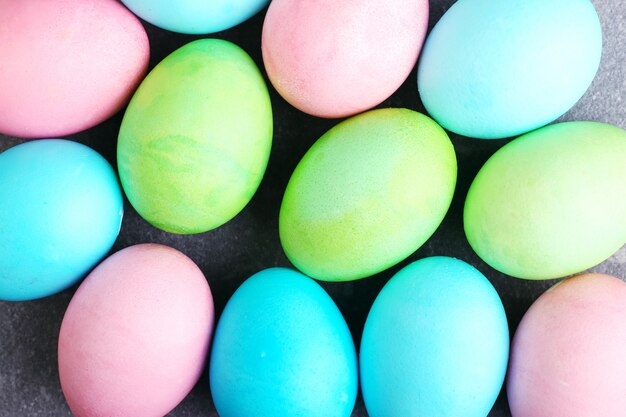 Oeufs colorés, modèle pour le backgruond de Pâques.