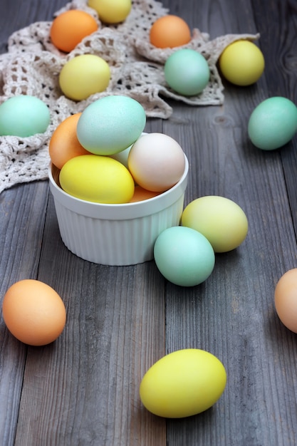 Oeufs colorés pour Pâques sur une table en bois