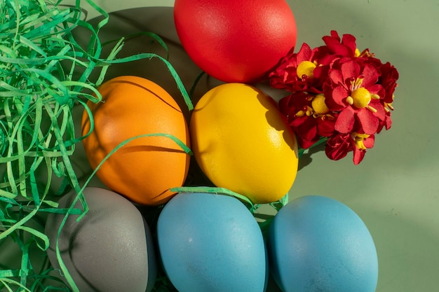 Les œufs colorés symbolisent la Pâque Le concept minimal de Pâques