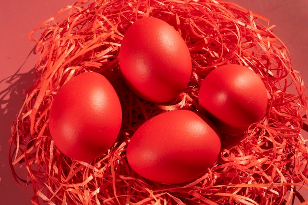 Les œufs colorés symbolisent Pâques dans les tons de rouge