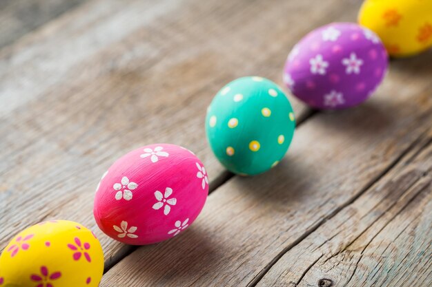 Oeufs colorés sur la table de la cuisine