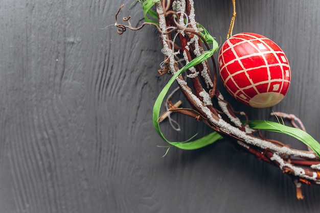 oeufs et couronne sur un fond en bois