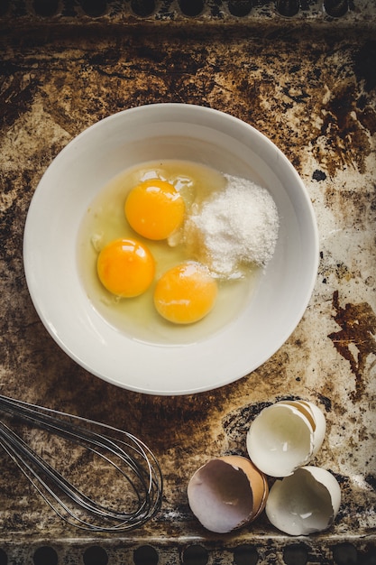 Photo oeufs crus dans une assiette