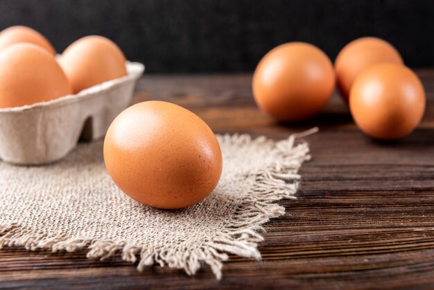 Oeufs crus sur une table en bois sombre