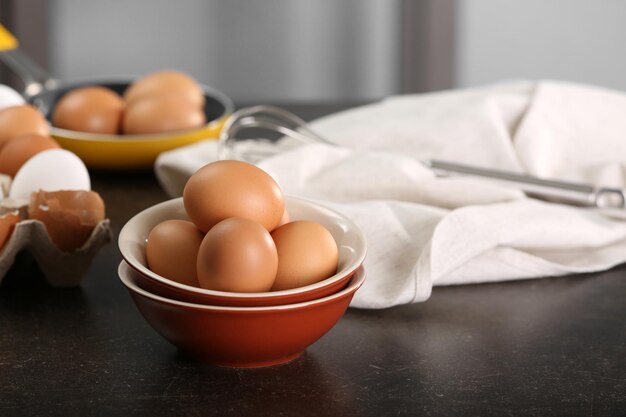 Oeufs crus sur la table de la cuisine