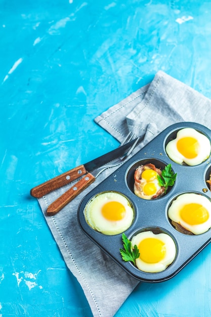 Photo Œufs cuits au four dans des moules à pâtisserie casserole en portions de bacon et œufs à l'italienne