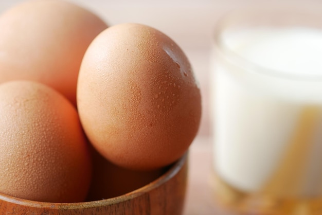 Oeufs dans un arc et un verre de lait sur la table