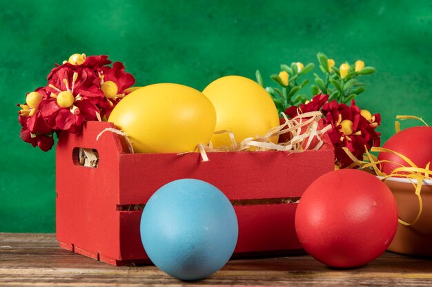 oeufs dans une boîte en bois avec du foin sur fond rustique ou concept de pâques ou de vacances en surface