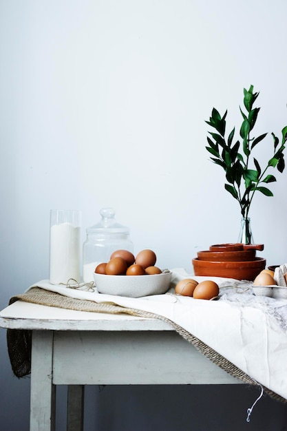 Oeufs dans un bol en argile Oeufs sur la table Plats sur la table