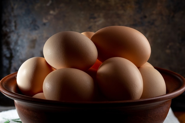 Oeufs Dans Un Bol Sur Une Table En Bois