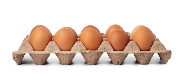 Oeufs dans le panier isolé sur fond blanc