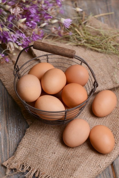 Oeufs dans un panier en osier sur table close-up