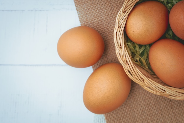 Oeufs dans le panier en osier