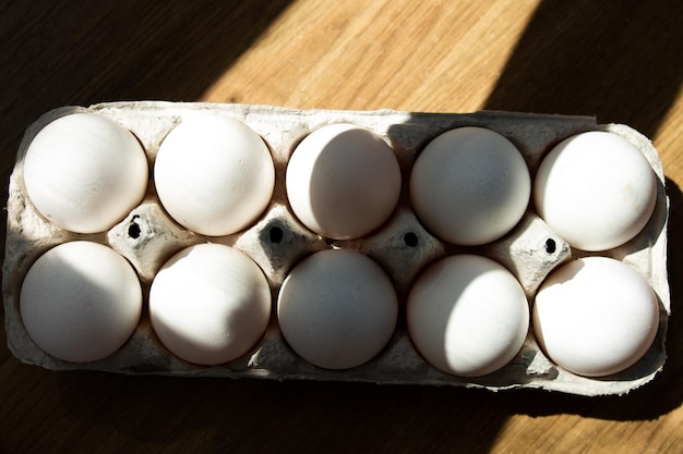 Oeufs dans un plateau sur fond blanc