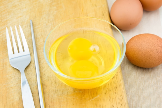 Oeufs dans une tasse en bois