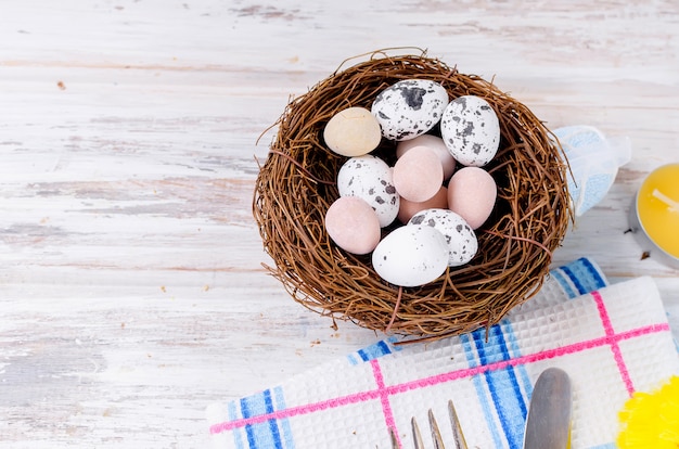 Oeufs décoratifs bonbons au nid et gâteau de Pâques