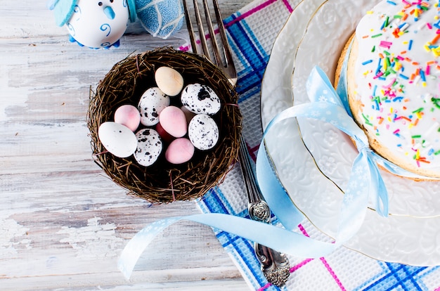 Oeufs décoratifs bonbons au nid et gâteau de Pâques