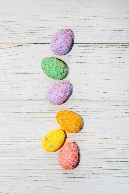 Oeufs décoratifs de Pâques multicolores sur fond pastel