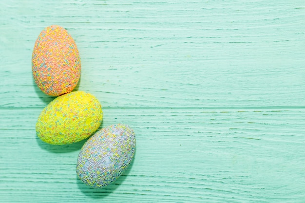 Oeufs décoratifs de Pâques multicolores sur fond pastel