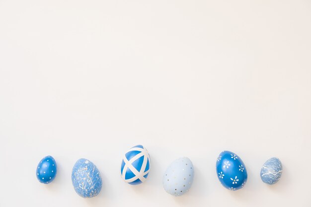 Oeufs décorés de Pâques bleu isolés sur une surface blanche.