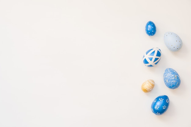 Oeufs décorés de Pâques bleu isolés sur une surface blanche.